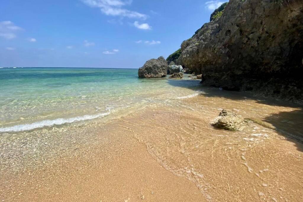 バーベキューもできる! 海と浜比嘉大橋を一望できる宿 Henza Buitenkant foto