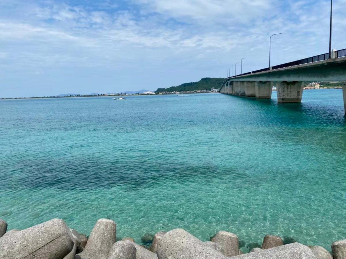 バーベキューもできる! 海と浜比嘉大橋を一望できる宿 Henza Buitenkant foto